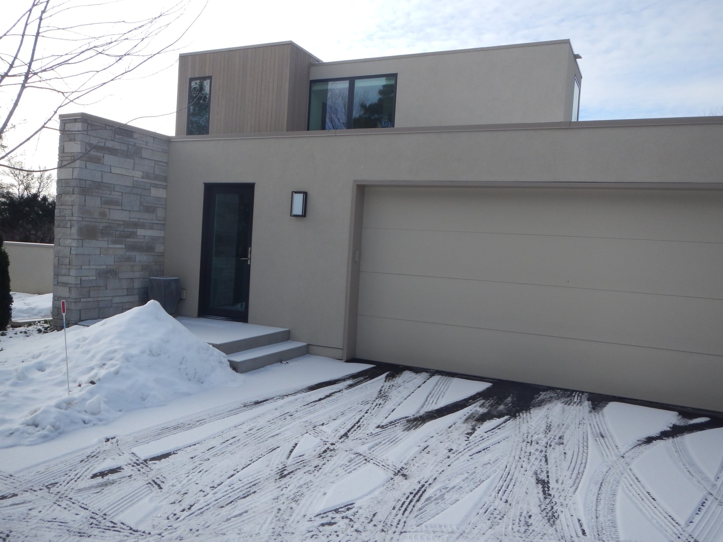 1050 New Modern House - View 4